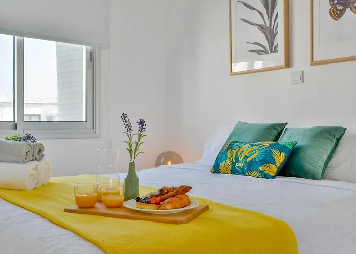 Phaedrus Living: Seaside Luxury Flat Lighthouse 67
